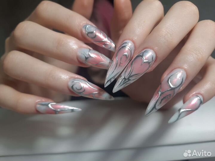 Модель на маникюр