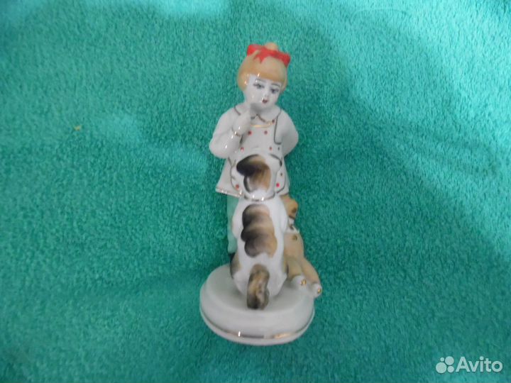 Фарфор СССР.у ну ка отними. дети кормят голубей