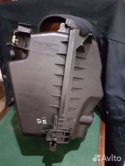 Корпус воздушного фильтра toyota авенсис