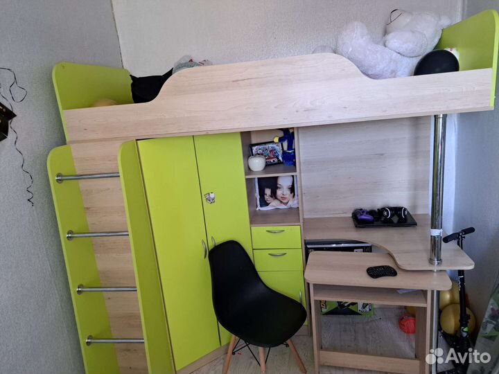 Детская кровать чердак со столом и шкафом