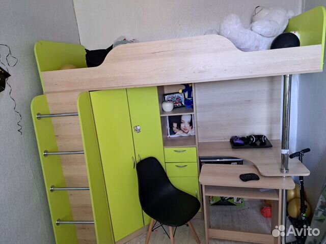 Детская кровать чердак со столом и шкафом