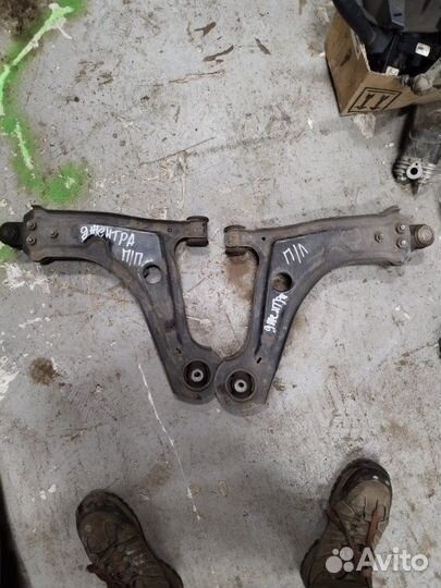 Рычаг подвески передний правый Daewoo Gentra B15D2