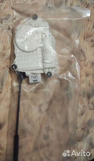 81340-3N000 Доводчик двери Equus передней правой