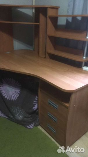 Компьютерный стол угловой с полками