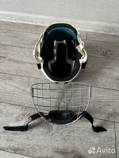 Хоккейный шлем