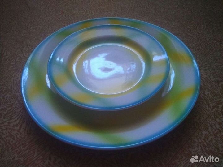 Заварочный чайник, сливочник, поднос,вилки,тарелки