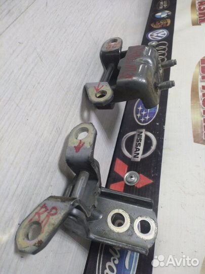 Петля двери задняя правая Nissan X-Trail NT32