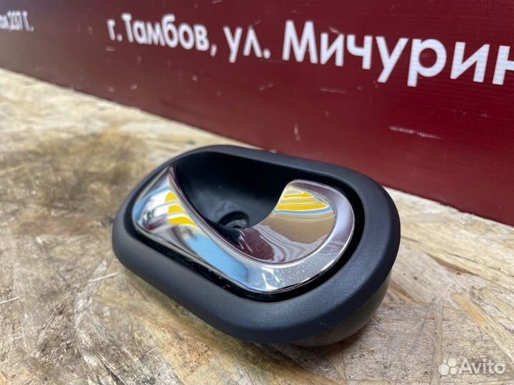 Внутренняя ручка двери правая Renault Duster