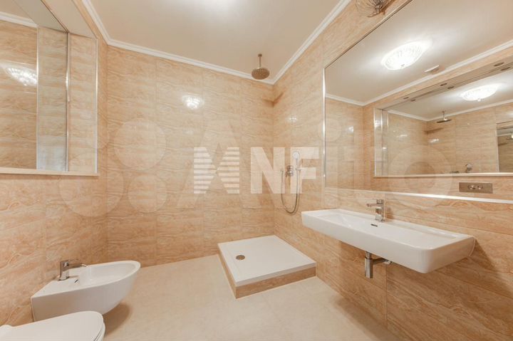 Дом 627 м² на участке 27 сот.