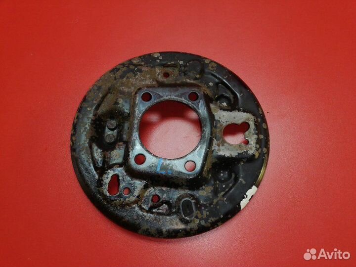 Тормозной щит задний левый Toyota Vitz SCP10