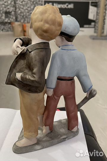 Фарфоровые статуэтки Regal Crown