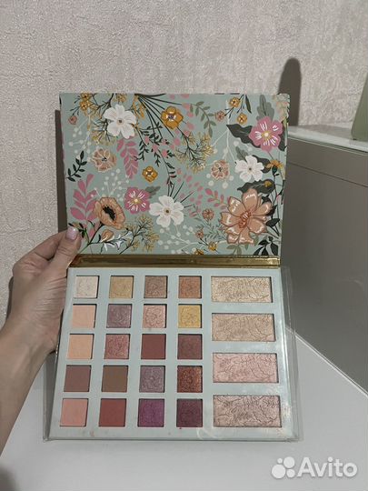 Nicole Miller USA Палетка теней и хайлайтеров