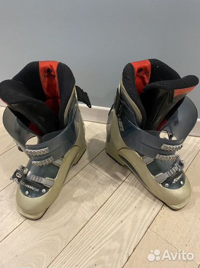 Горнолыжные ботинки и горные лыжи