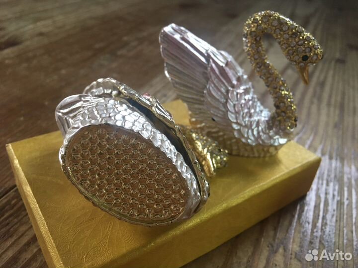 Лебедь со стразами декор