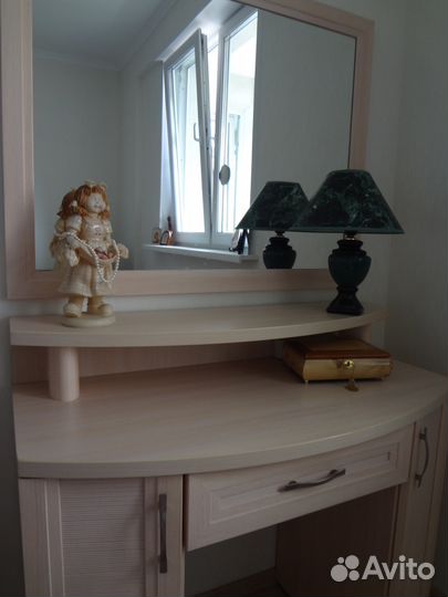 Столик туалетный + зеркало