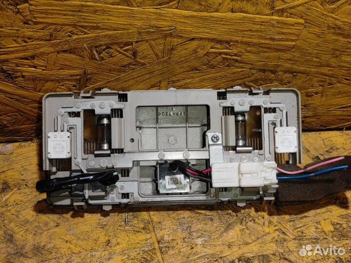 Плафон салонный Nissan Tiida Хэтчбек C11 1.6