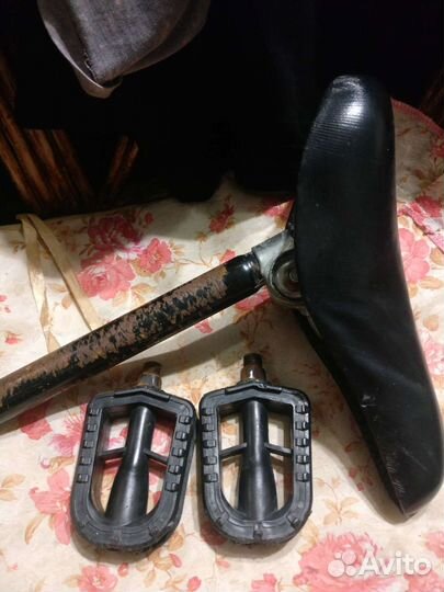 Педали, сиденье и ножка для велосипеда