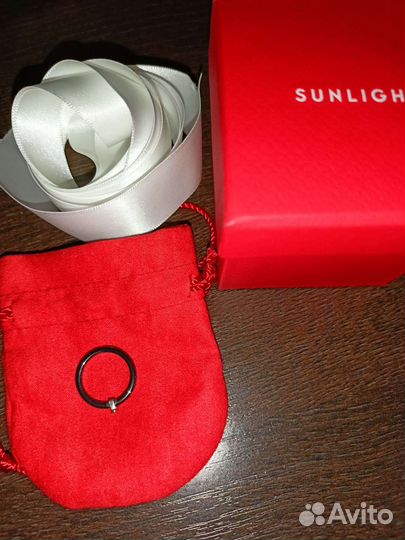 Кольцо с фианитом новое