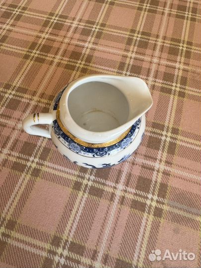 Фарфоровый молочник