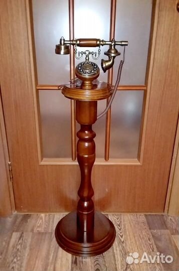 Ретро - телефон на подставке