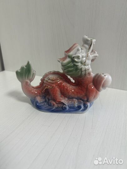 Дракон фарфоровый статуэтка