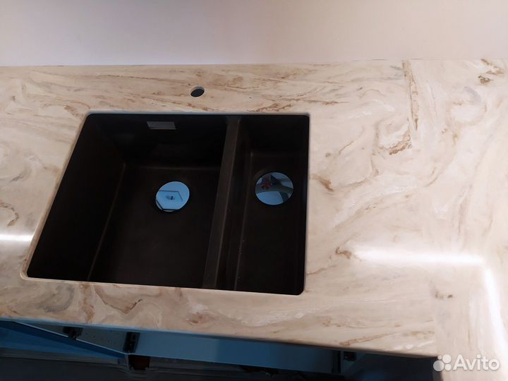 Встроенная столешница из камня м2