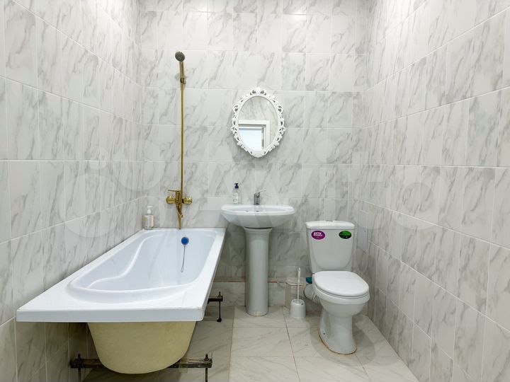 2-к. квартира, 80 м², 1/13 эт.