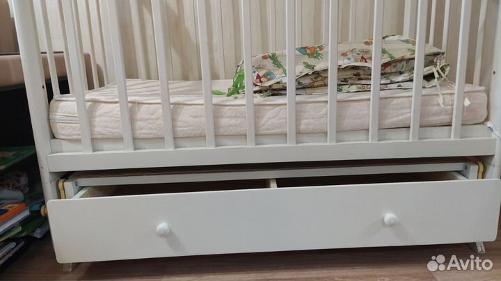 Детская кроватка с маятником и ящиком