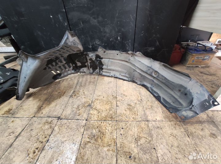 Подкрылок передний правый Lexus LX570
