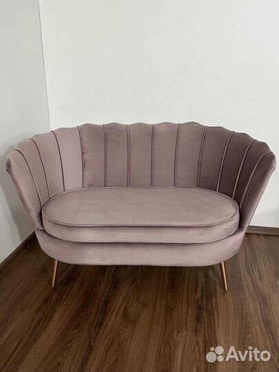 Диван ракушка в зону ожидания. В салон красоты