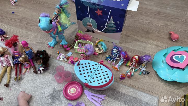 Очень много игрушек для девочки