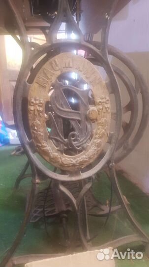 Швейная машинка на старинной немецкой станине