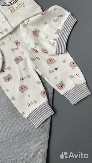 Набор детский: шапка, штанишки, кофта, нагрудник