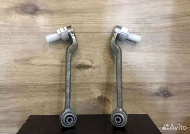 Поперечный рычаг правый