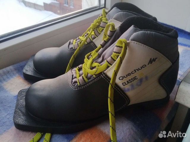 Лыжные ботинки и лыжи