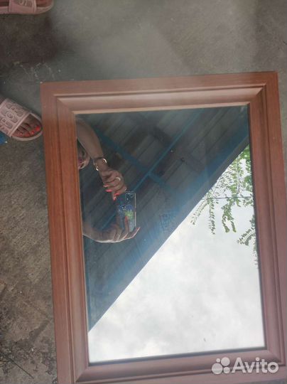 Зеркало в деревянной раме