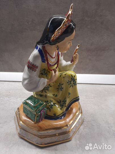Фарфоровые статуэтка Алёнушка Малахитовая шкатулка