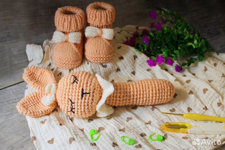 Вязаные погремушки и пинетки