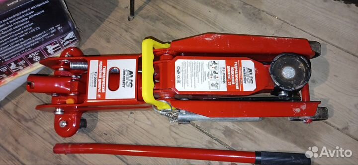 Домкрат гидравлический подкатной 2т