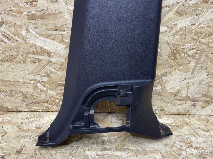 Обшивка стойки правая Toyota Land Cruiser 200