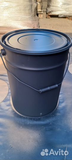 Железное ведро с крышкой
