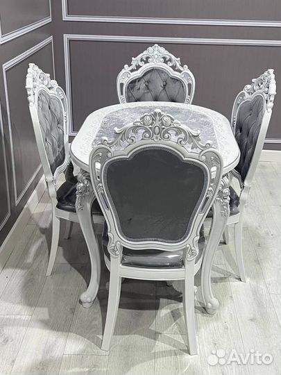 Стол со стульями