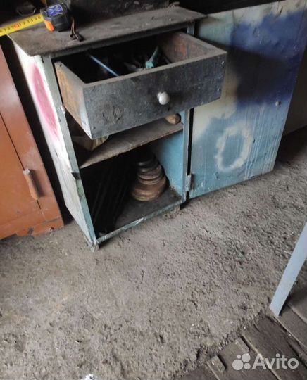 Слесарный металлический сейф