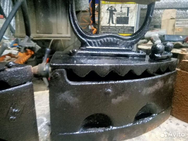 Старинный утюг на углях