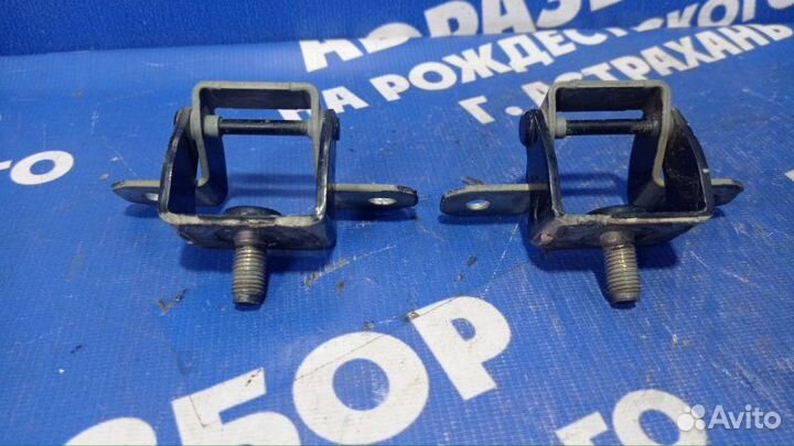 Петля крышки багажника Nissan Juke кроссовер 2014