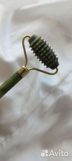 Нефритовый роликовый массажёр для лица гуаша