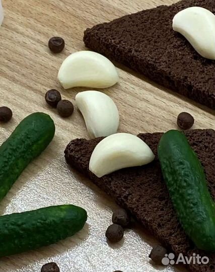 Хлеб,чеснок,огурцы