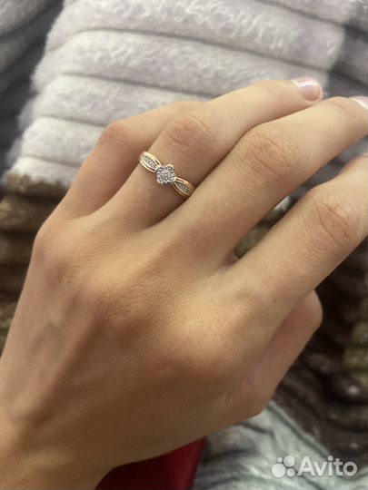 Золотое кольцо с бриллиантом