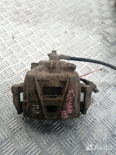 Суппорт передний левый Volkswagen Tiguan 5N1 2.0