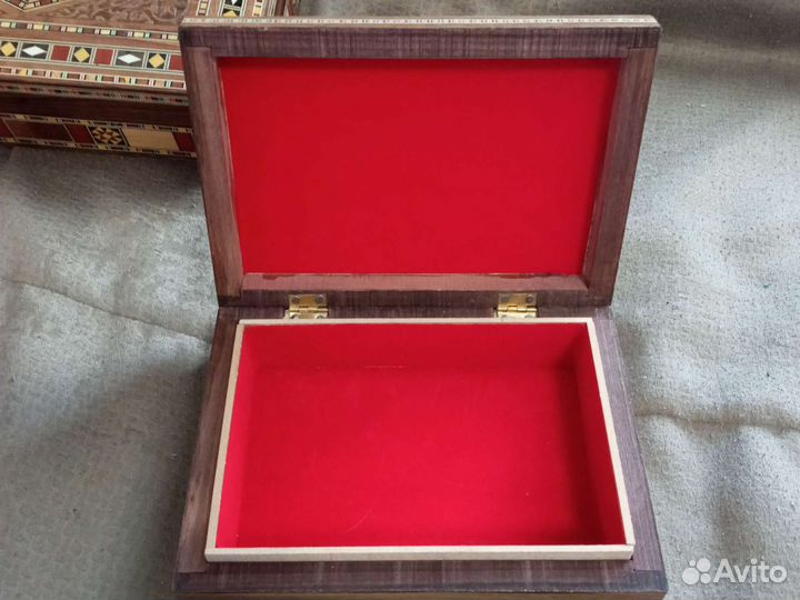 Деревянная шкатулка